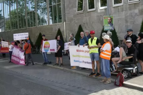 Gut 20 Demonstranten des Bündnisses gegen Rechtsextremismus protestieren am Donnerstag gegen die AfD-Veranstaltung im Alten Brau