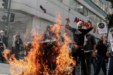 Raub der Flammen: Ein Bankkunde in Beirut demonstriert vor der Bank, die ihn nicht mehr sein Geld abheben lässt. 