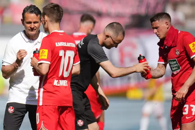FCK-Coach Dirk Schuster (links) und Mittelfeldstratege Philipp Klement.: Gab es Probleme zwischen den beiden?