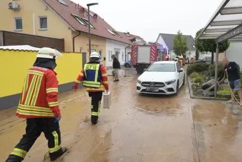 Am Nachmittag des 7. Mai: Bei Starkregen werden in Römerberg zahlreiche Keller überschwemmt, besonders stark trifft es Mechtersh