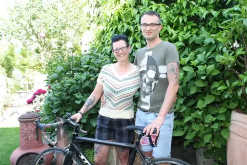 Michèle und Michael Bischof im Garten mit dem Rad von Michèles Vater, das in Ehren gehalten wird. 