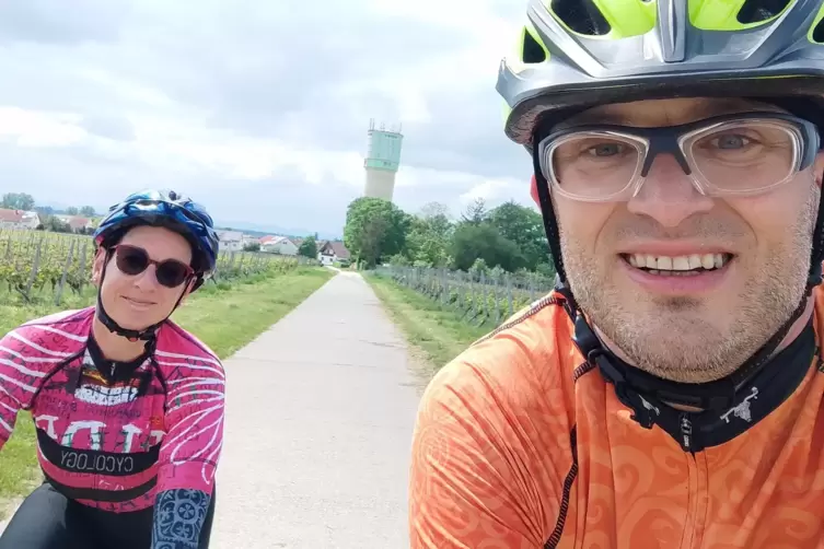 Hier lassen die beiden Gro&szlig;niedesheim hinter sich.