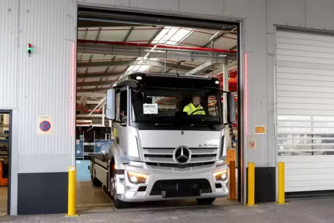 Inzwischen Routine: Ein eActros verlässt die Halle in Wörth. 