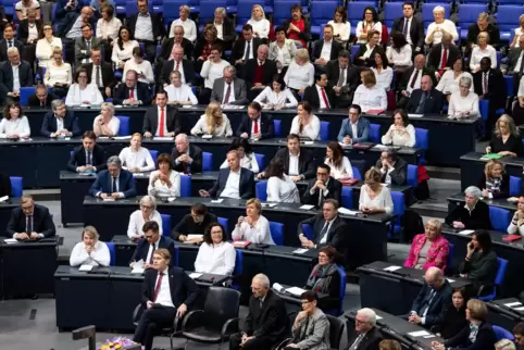 100 Jahre Frauenwahlrecht: Als es darum 2019 im Bundestag ging, haben sich bei der SPD Frauen und Männer abwechselnd gesetzt.