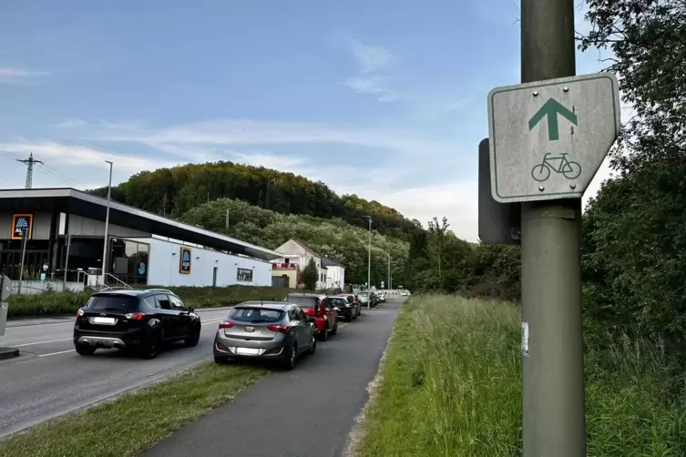 Der Weg zwischen Freibad und Stambach ist kein Radweg mehr. Das weiß-grüne Schild ist nur ein Wegweiser. 