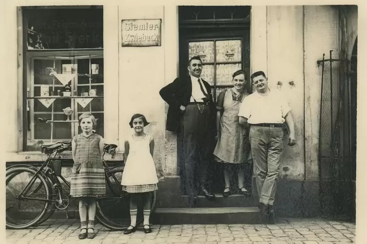 Posieren um 1938 vor der Bäckerei Sterk in der Bahnhofstraße (von links): die Töchter Ester und Hanni, ein unbekannter Mann sowi