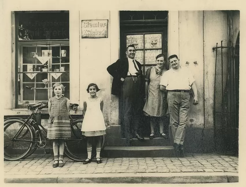 Posieren um 1938 vor der Bäckerei Sterk in der Bahnhofstraße (von links): die Töchter Ester und Hanni, ein unbekannter Mann sowi