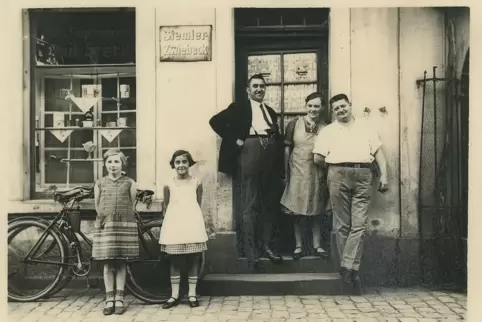 Posieren um 1938 vor der Bäckerei Sterk in der Bahnhofstraße (von links): die Töchter Ester und Hanni, ein unbekannter Mann sowi
