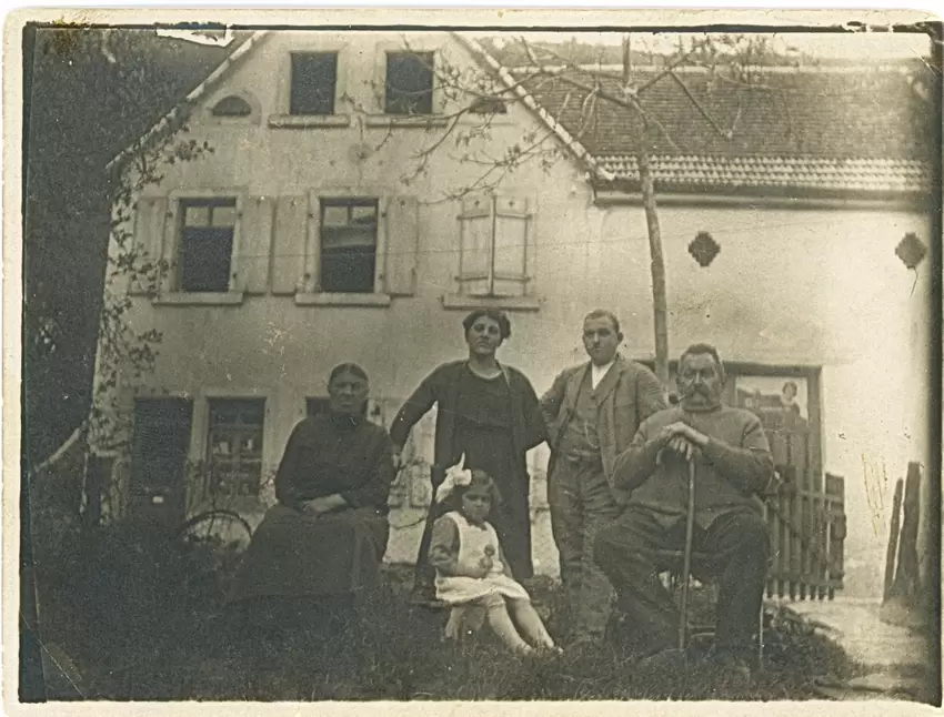 Circa 1930: Vor dem Kolonialwaren-Laden Gossenberger steht die Besitzerfamilie.