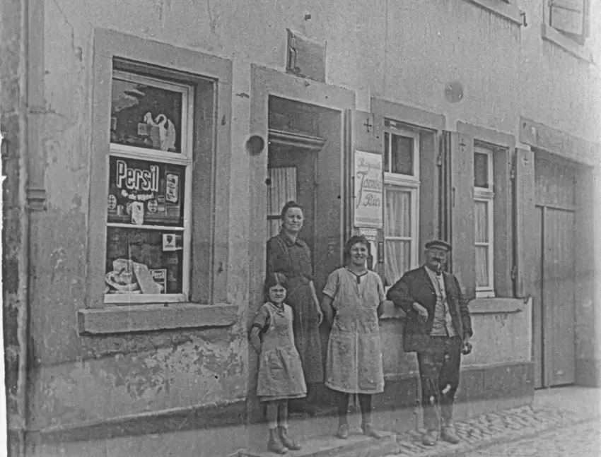 1928: Spezereihandlung in der Burgstraße.