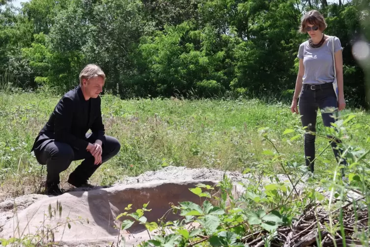 Umweltdezernent Lukas Hartmann und Doreen Wenz vom Umweltamt an einem der neuen Becken. 