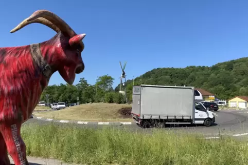 Am Kreisel in Annweiler wird der Verkehr auf die Umleitung geschickt, aber viele halten sich nicht dran. 