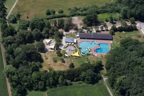 Wahrscheinlich kann nicht einmal ein Adlerauge alle Badegäste im Waldschwimmbad im Blick haben.