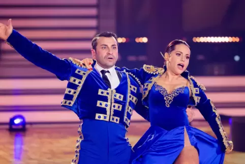 Sternekoch Ali Güngörmüs mit seiner Tanzpartnerin Christina Luft bei Let’s Dance. 