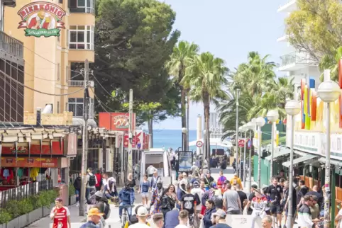 Touristenmagnet: die sogenannte Schinkenstraße an der Playa der Palma. 