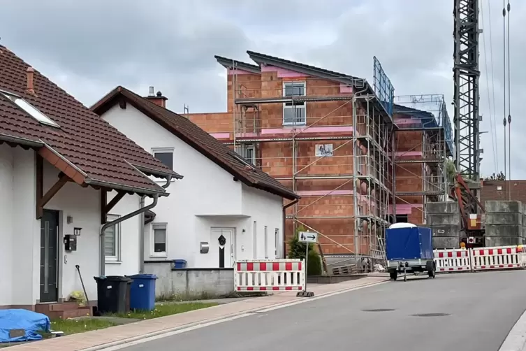 Fällt mit seiner Größe auf, ist aber im Rahmen dessen, was der Bebauungsplan zulässt: ein Neubau in der Rodalber Lohnstraße. 