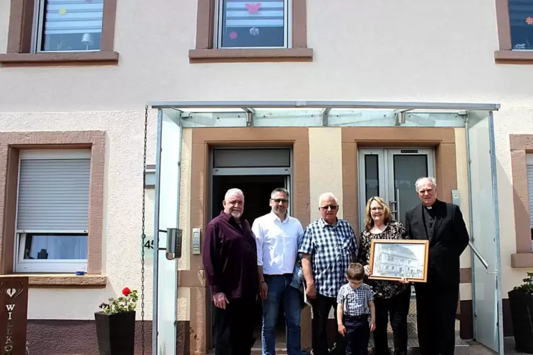 In diesem Geb&auml;ude lebten fr&uuml;her die Verwandten von Lynn Marie Lickteig, es war das ehemalige Wirtshaus &bdquo;Zum gr&uuml;nen Baum&ldquo;. Hier s