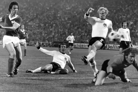Ein Moment der Fußballgeschichte: Jürgen Sparwasser (links) aus Magdeburg trifft bei der WM 1974 für die DDR gegen die BRD.