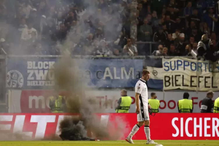 Bielefelds Fabian Klos versuchte, die Zuschauer zu beruhigen. 