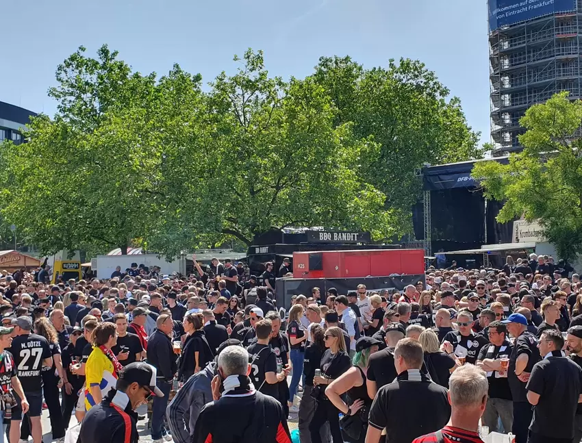 Frankfurt Fans feiern auf dem vollenBreitscheidplatz, bevor es in Stadion geht.