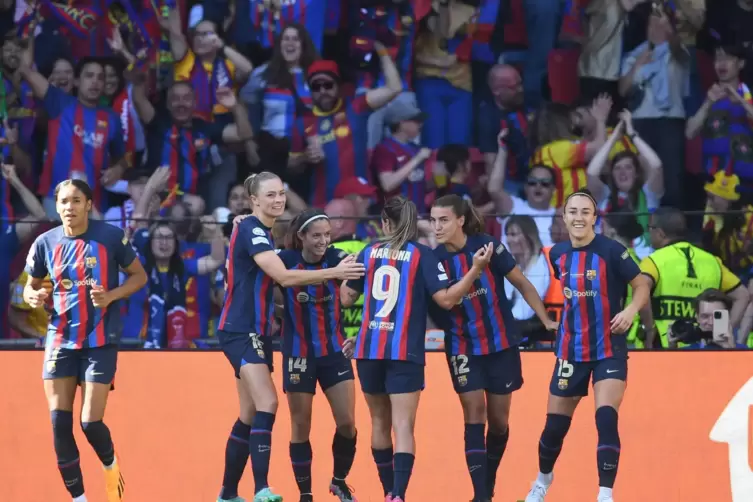 Die Spielerinnen des FC Barceloan jubeln. 