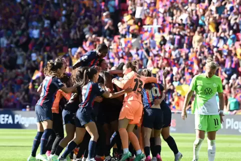 Freud und LeidWährend dieser Spielerinnen des FC Barcelona feiern, schreitet Alexandra Popp gesenkten Hauptes davon. 