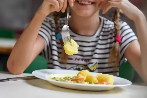 Berliner Kinder essen bundesweit am seltensten Fleisch. Das geht aus einer am Mittwoch veröffentlichten Umfrage der Krankenkasse