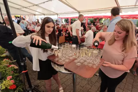  Schenken beim zweiten Verbandsgemeindefest aus: die Verwaltungs-Azubis Celine Ciepieniak (links) und Kira Keidel. 