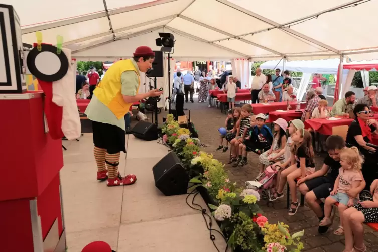 Unterh&auml;lt die kleinen G&auml;ste: Clown Kuni. 