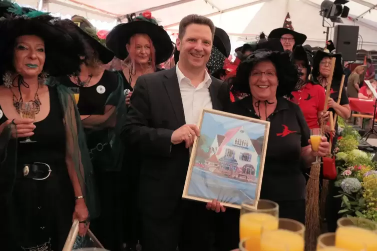 Stellvertretend f&uuml;r alle Hexen im Leiningerland: VG-B&uuml;rgermeister Frank R&uuml;ttger ehrt Inge Imblan von den Hettrumer Grubehexen. 