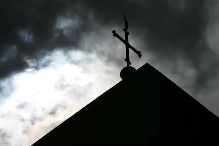Dunkle Wolken über den Kirchen. Missbrauchsfälle sorgen viele Austritte.