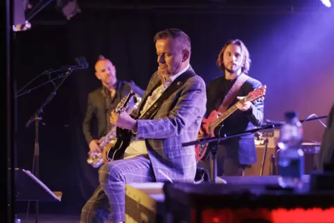 Greift auch mal selbst zur Gitarre: Philipp Fankhauser, im Hintergrund Tenorsaxophonist Daniel Durrer und der Gitarrist Flo Baue