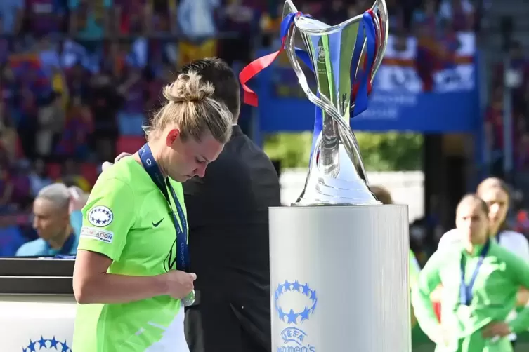 Nah dran, und doch gescheitert: Alexandra Popp und der Champions-League-Pokal.