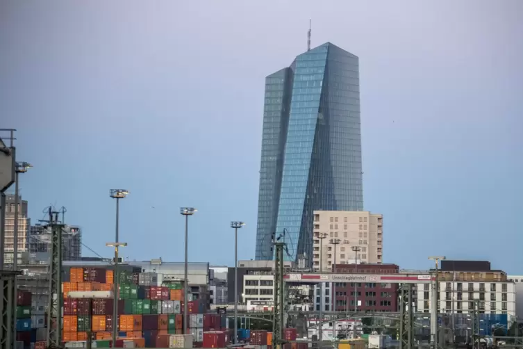 Die EZB, hier die Zentrale in Frankfurt, wird die Leitzinsen wohl noch weiter erhöhen.