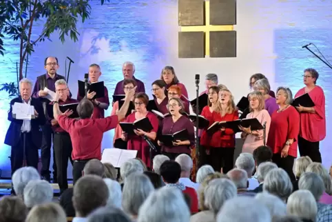 Der Chor „Chrsitcendo“ aus Mußbach sang zum Auftakt des Benefizkonzerts. 