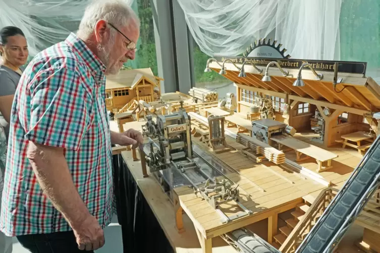Herbert Burkhart justiert das Vertikalgatter an seinem Modell-Sägewerk, das derzeit im Deutschen Schuhmuseum in Hauenstein ausge