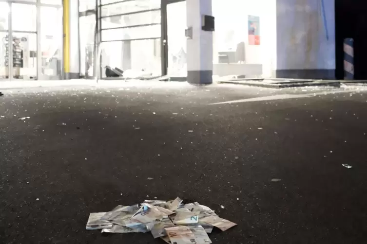 Ein Feuerwehrmann sammelte Scheine, die die T&auml;ter liegen gelassen hatten, ein.