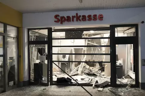 Die Explosion zerfetzte nicht nur den Geldautomaten, sondern den gesamten Raum.