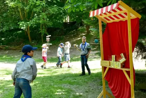 Wurstmarkt als Motto: David versucht sich beim Blechbüchsenwerfen.