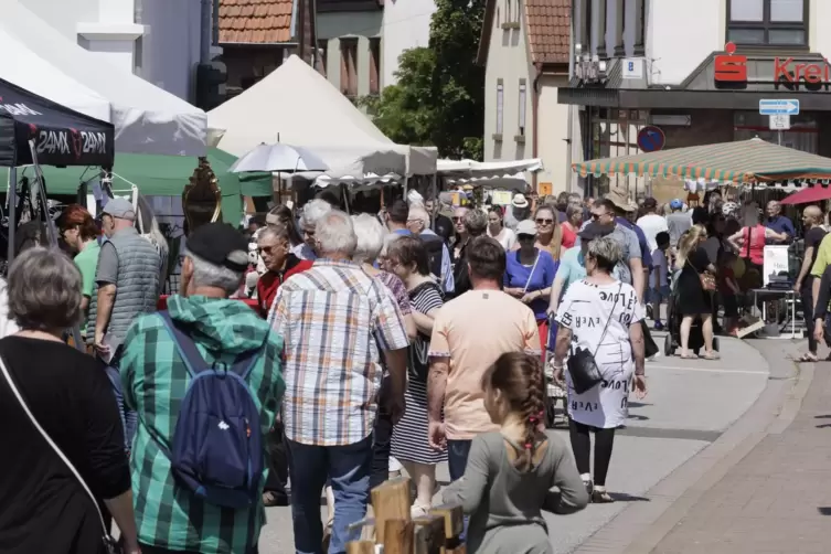 Wo sonst Autos fahren, flanieren am Sonntag bei schönstem Wetter die Gäste des Weilerbacher Bauernmarkts. 