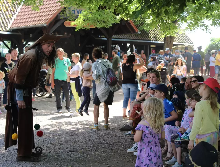 Gaukler Flobold begeistert die Kinder.