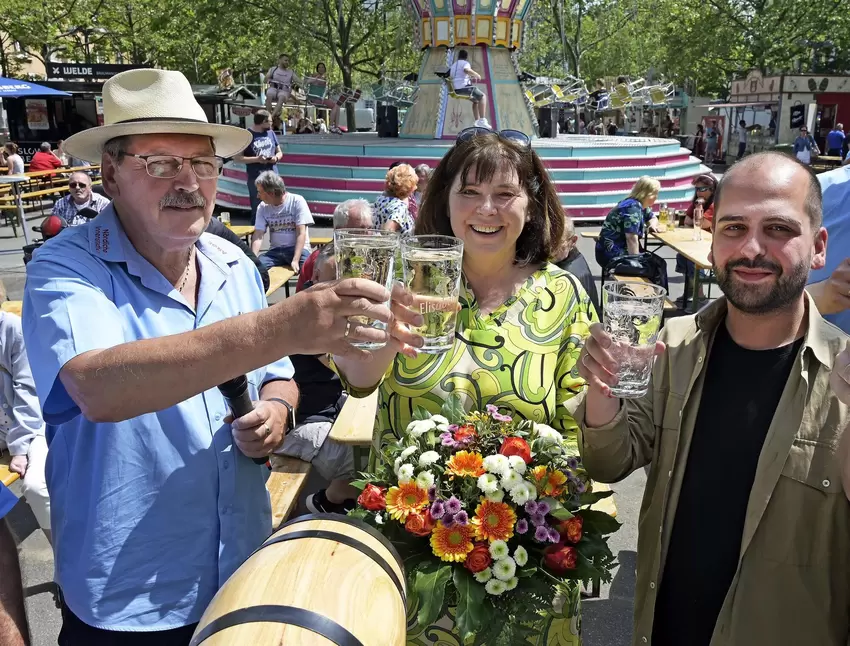 Stießen auf ein schönes Fest an (von links): Friedrich Bauer (Arge), OB Jutta Steinruck und Ortsvorsteher Osman Gürsoy.