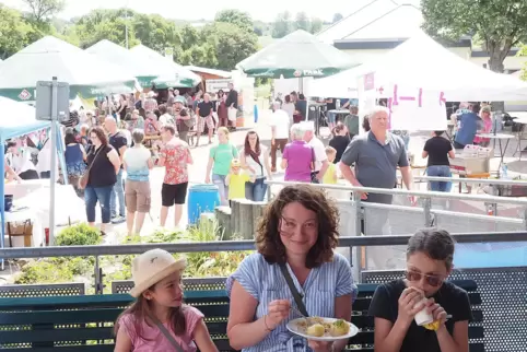 Klara, Sina und Greta Noll (von links) genießen die kulinarischen Angebote: Chili con carne, Knödel mit Speckrahmsoße und einen 