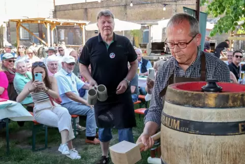 Das Brezelfest-Bier 2023 wurde am Freitag erstmals verkostet: Claus Rehberger vom Verkehrsverein schlägt das Fass an, Franz Hamm