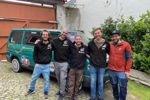 Schrauben mit Unterstützung: Daniel Weidling, Sebastian Rech, Christopher Konrad und Kai Babatz. Daniel Hamacher (rechts) hilft 