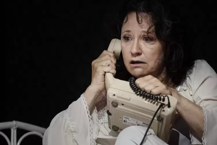 Marie-Belle Sandis als einsame Frau am Telefon.