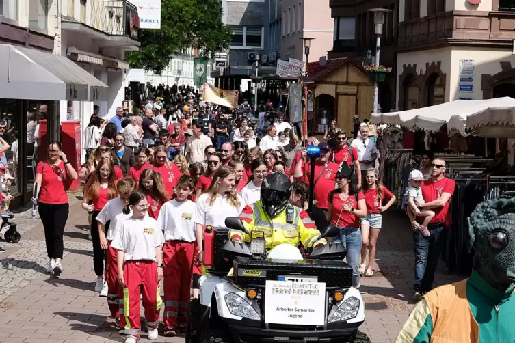 Zum Kindertag geh&ouml;rte auch ein Umzug durch die Fu&szlig;g&auml;ngerzone. 