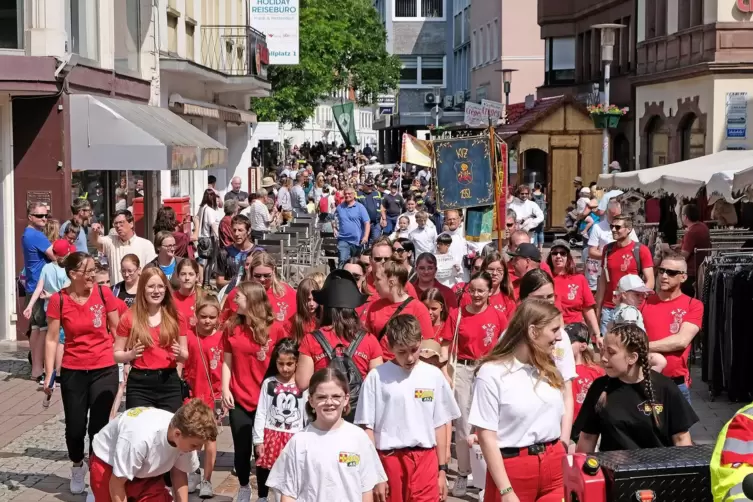 Zum Kindertag geh&ouml;rte auch ein Umzug durch die Fu&szlig;g&auml;ngerzone. 