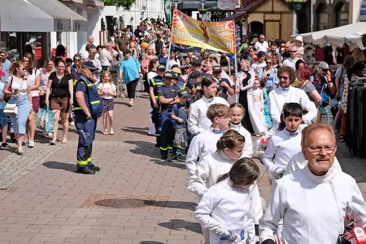 Zum Kindertag geh&ouml;rte auch ein Umzug durch die Fu&szlig;g&auml;ngerzone. 