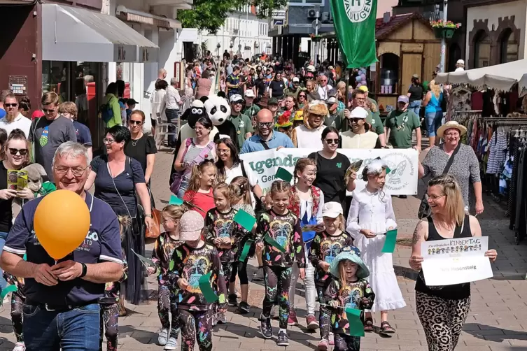 Zum Kindertag geh&ouml;rte auch ein Umzug durch die Fu&szlig;g&auml;ngerzone. 